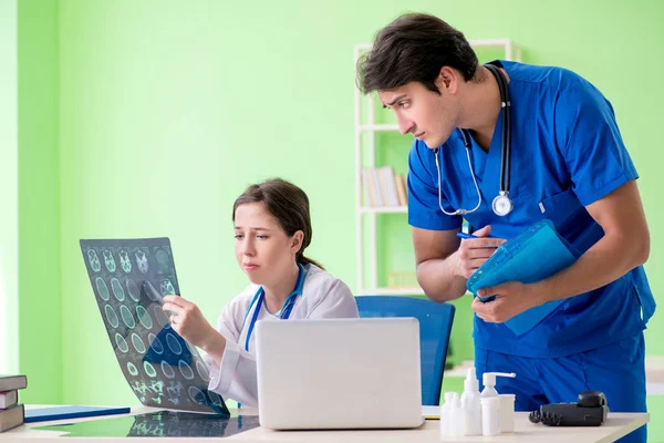 Frau und Mann Ärzte Radiologen arbeiten in der Klinik — Stockfoto