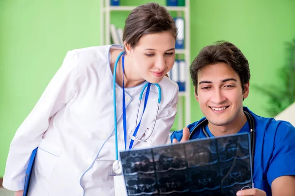 Ginecologi donna e uomo discutono di casi medici al clini — Foto Stock