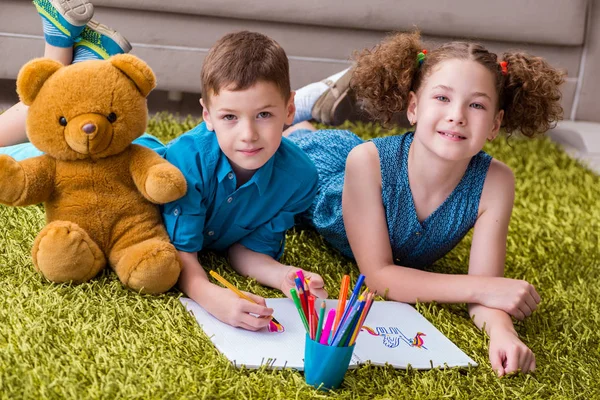 Deux enfants dessinent des images allongées sur la porte — Photo