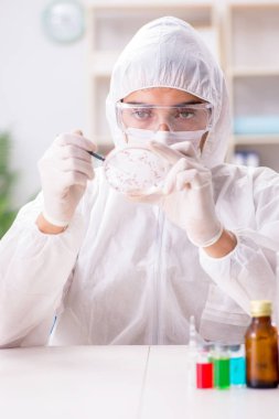 Biyoteknoloji bilim adamı kimyager laboratuarda çalışıyor.