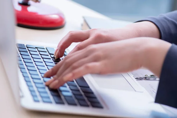 Profesional de finanzas femenino trabajando en teclado con informes —  Fotos de Stock