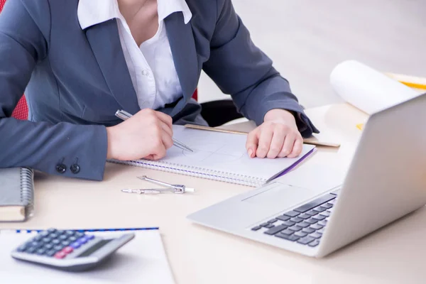 Profesional de finanzas femenino trabajando en teclado con informes — Foto de Stock