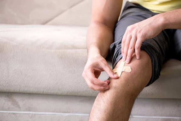 Joven en casa después de una lesión — Foto de Stock