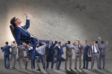 Patron çalışanı, çalışanlarını iş konseptinde manipüle ediyor.