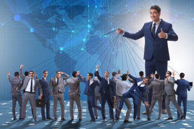 Patron çalışanı, çalışanlarını iş konseptinde manipüle ediyor.