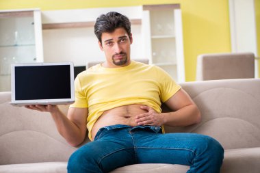 Diyet konseptinde ekstra kilolardan muzdarip bir adam 