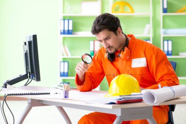 İnşaat denetçisi yeni bir proje planlıyor