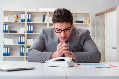 İş adamı önemli bir telefon bekliyor.