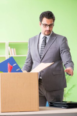 Erkek işçi işten çıkarıldıktan sonra eşyalarını topluyor.