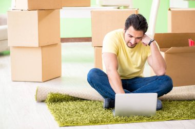 Genç ve yakışıklı bir adam yeni evine taşınıyor.