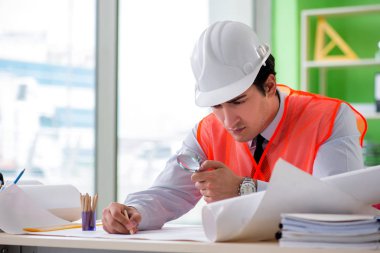 Adam mimar proje üzerinde çalışıyor. 