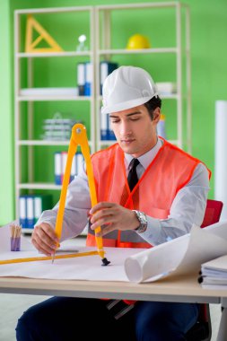 Adam mimar proje üzerinde çalışıyor. 