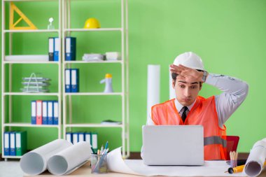 Adam mimar proje üzerinde çalışıyor.