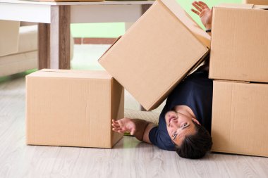 Kutuları taşıyan adam.