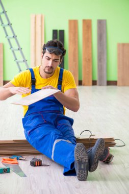 Profesyonel müteahhit evde döşeme döşemesi yapıyor.