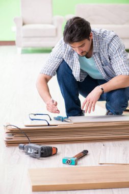 Evdeki döşemeleri döşeyen adam