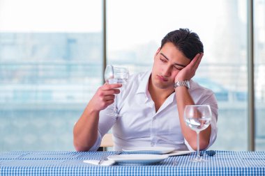 Yakışıklı, yalnız bir adam. RestarAunt 'da randevuda.