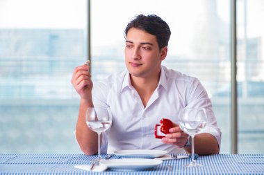 Yakışıklı, yalnız bir adam. RestarAunt 'da randevuda.