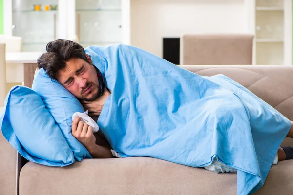 Jovem doente que sofre de gripe em casa — Fotografia de Stock