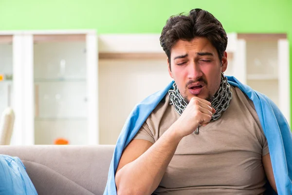 Zieke jongeman die thuis griep heeft — Stockfoto