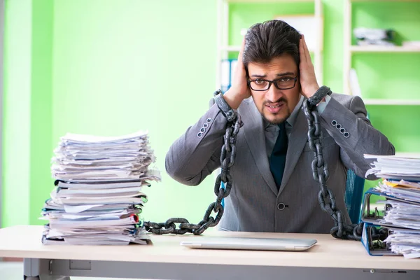 Dipendente incatenato alla sua scrivania a causa del carico di lavoro — Foto Stock