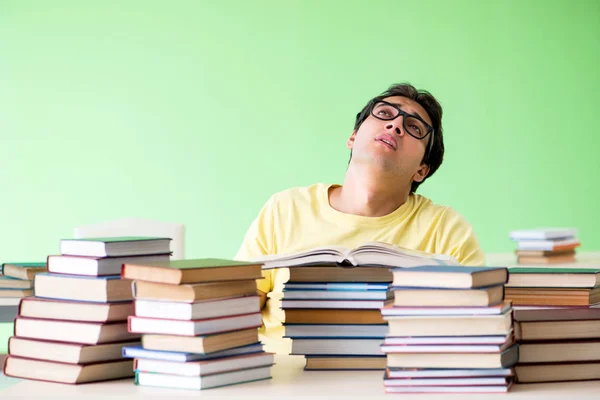 Studente con troppi libri da leggere prima dell'esame — Foto Stock