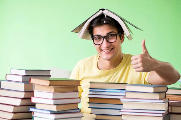 Estudiante con demasiados libros para leer antes del examen — Foto de Stock