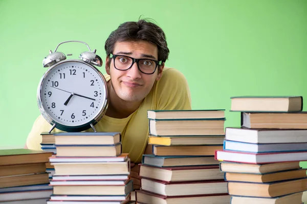 Estudiante con demasiados libros para leer antes del examen — Foto de Stock