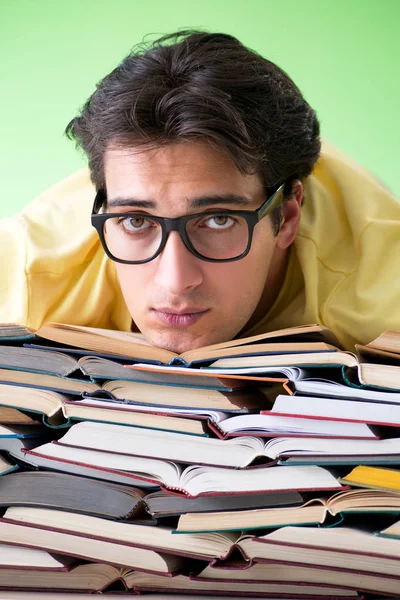 Étudiant avec trop de livres à lire avant l'examen — Photo