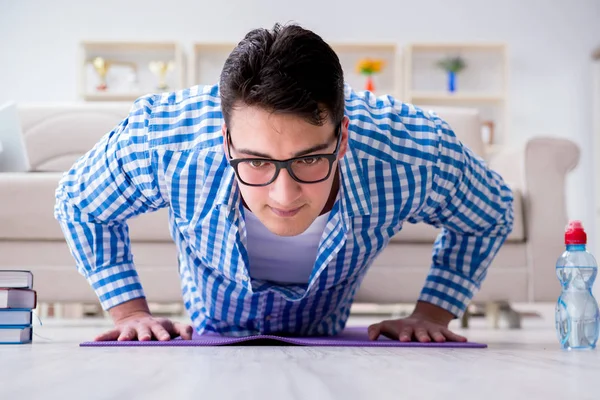 Jovem estudante se preparando para exames universitários — Fotografia de Stock