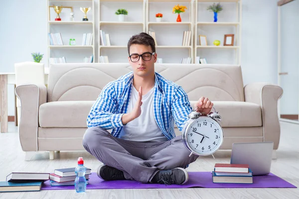 Giovane studente che si prepara per gli esami universitari — Foto Stock