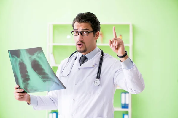 Médico radiologista olhando para a varredura de raios-x no hospital — Fotografia de Stock