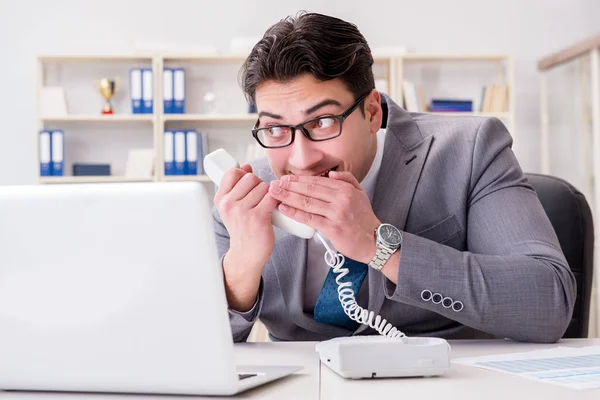 Empresário vazando informações confidenciais por telefone — Fotografia de Stock