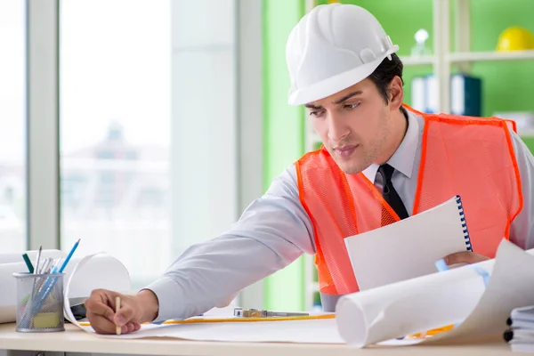 Hombre arquitecto trabajando en el proyecto — Foto de Stock