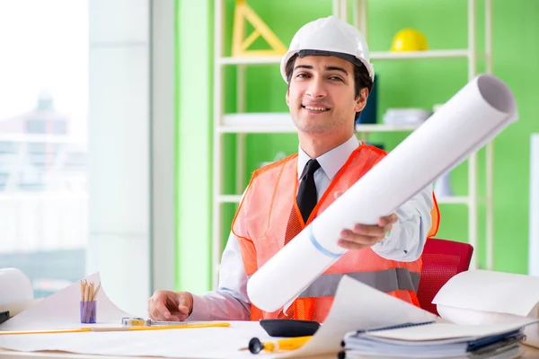 Hombre arquitecto trabajando en el proyecto — Foto de Stock