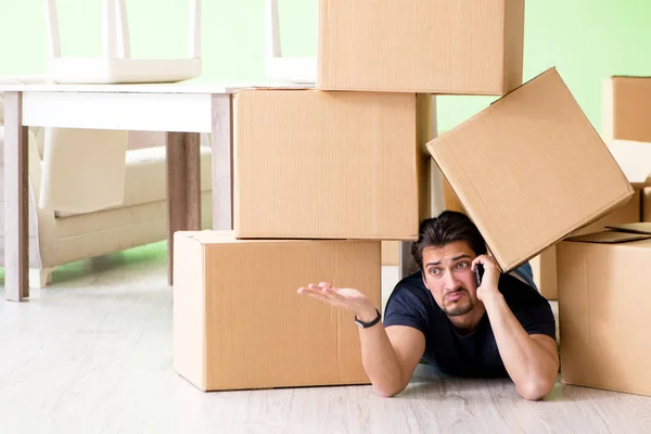 Man moving house with boxes — Stock Photo, Image