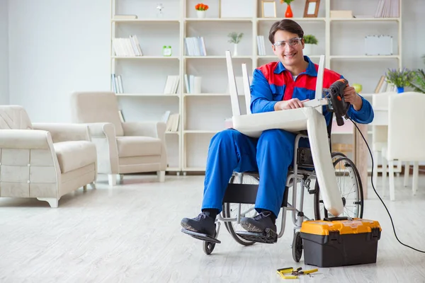 Disabili uomo sedia di riparazione in officina — Foto Stock