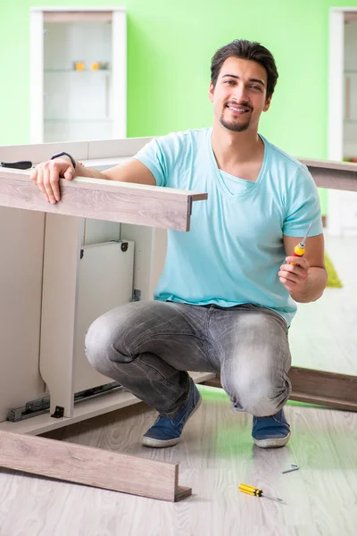 家で家具を修理する男 — ストック写真