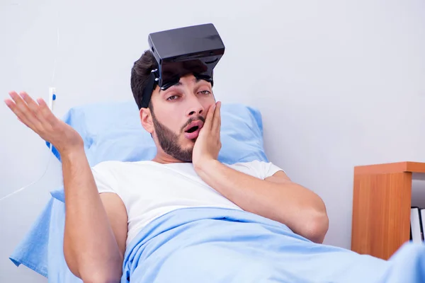 Patient à l'hôpital avec casque VR — Photo