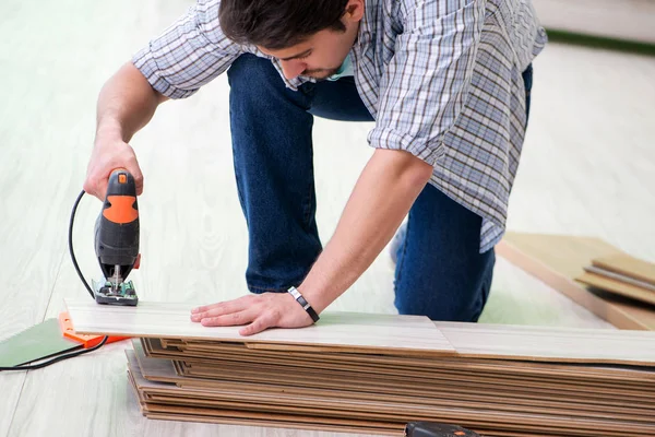 Homme pose plancher à la maison — Photo