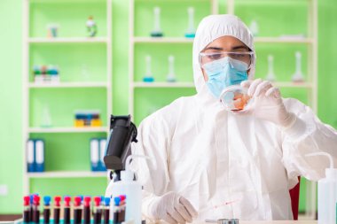 Laboratuvarda yeni bir deney üzerinde çalışan kimyager.