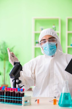 Laboratuvarda yeni bir deney üzerinde çalışan kimyager.