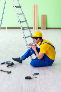 İş yerinde yaralı bir işçi var.