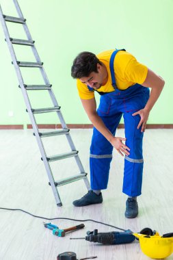 İş yerinde yaralı bir işçi var.