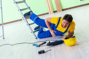 İş yerinde yaralı bir işçi var.