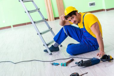 İş yerinde yaralı bir işçi var.