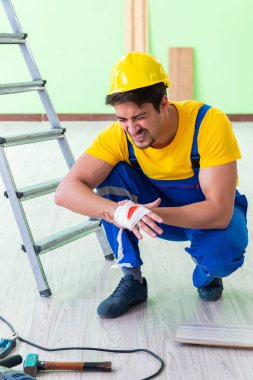 İş yerinde yaralı bir işçi var.