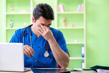 Hastanede çalışan genç bir doktor.