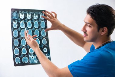 Hastanede çalışan genç, yakışıklı bir radyolog.   