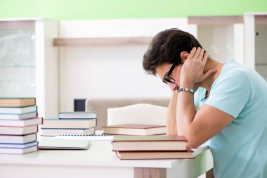 Evde üniversite sınavlarına hazırlanan öğrenci